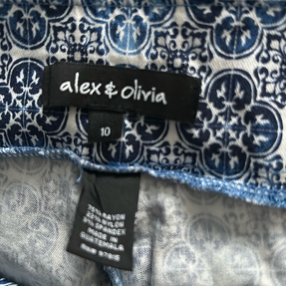 Alex and Olivia Pull on Size 10 Blue and White Geometric Print Capris - Picture 2 of 6